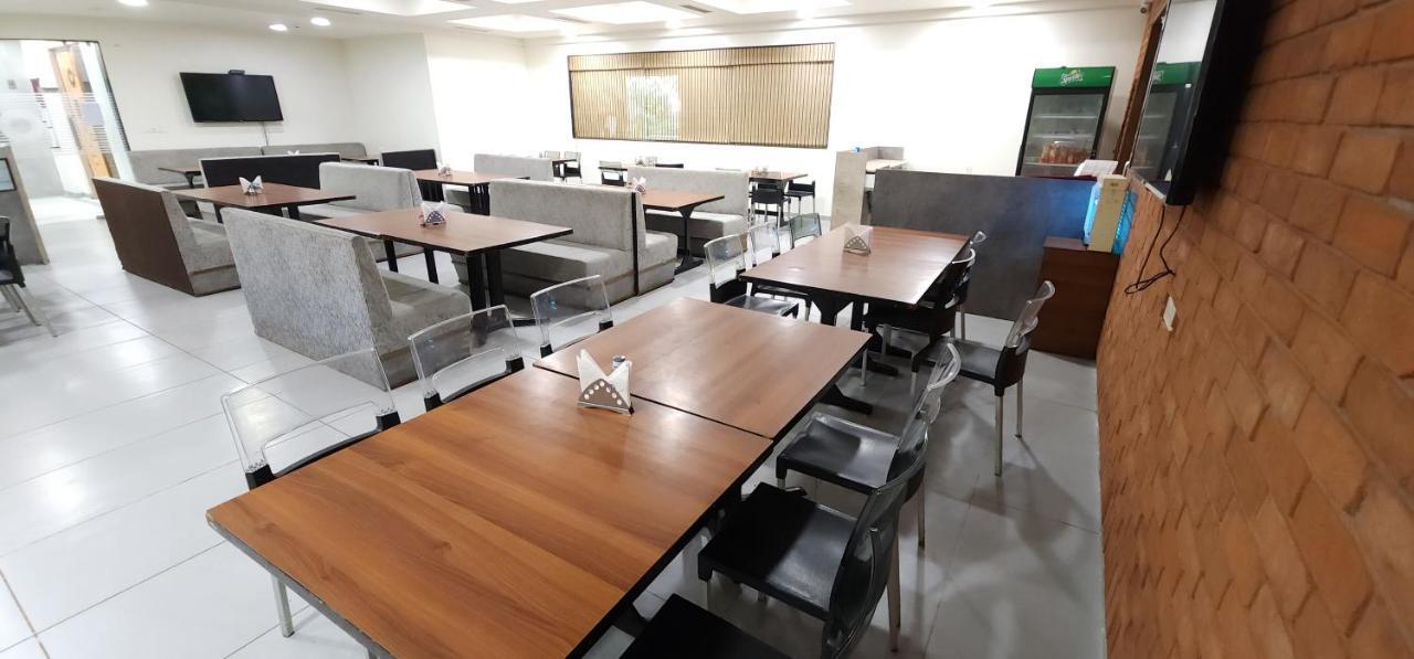 Apricot Hotel , أحمد أباد المظهر الخارجي الصورة